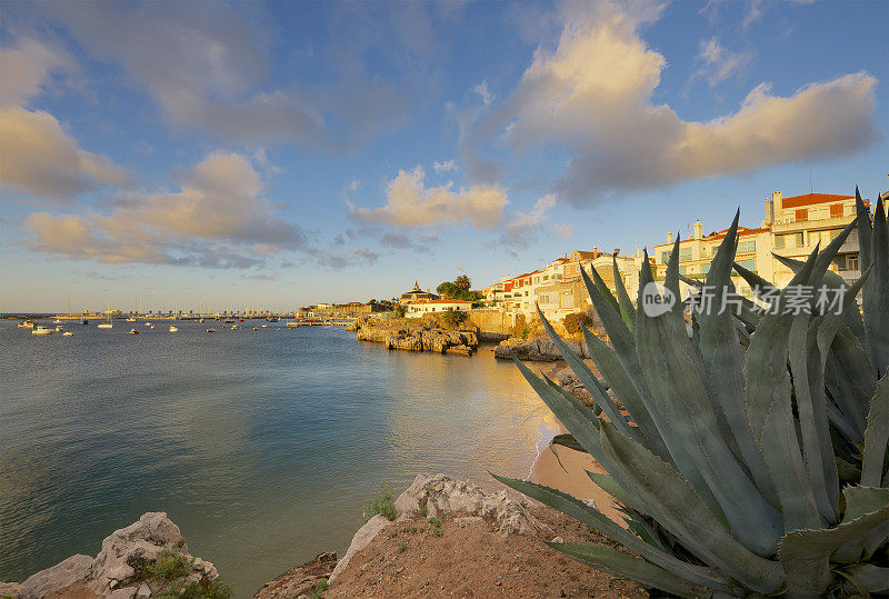 Cascais海湾和Praia da Rainha在金色的晨光中